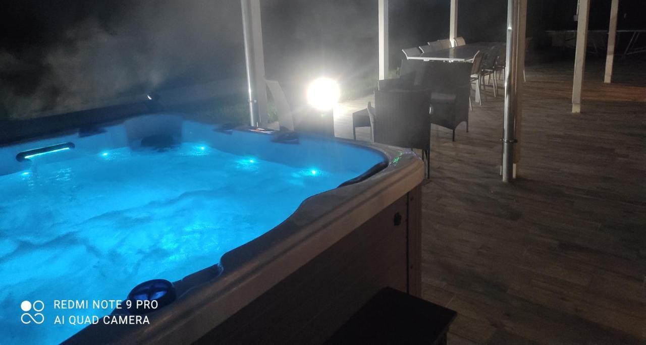 Chambre D'Hotes Le Domaine Des Hirondelles Champcenest Kültér fotó