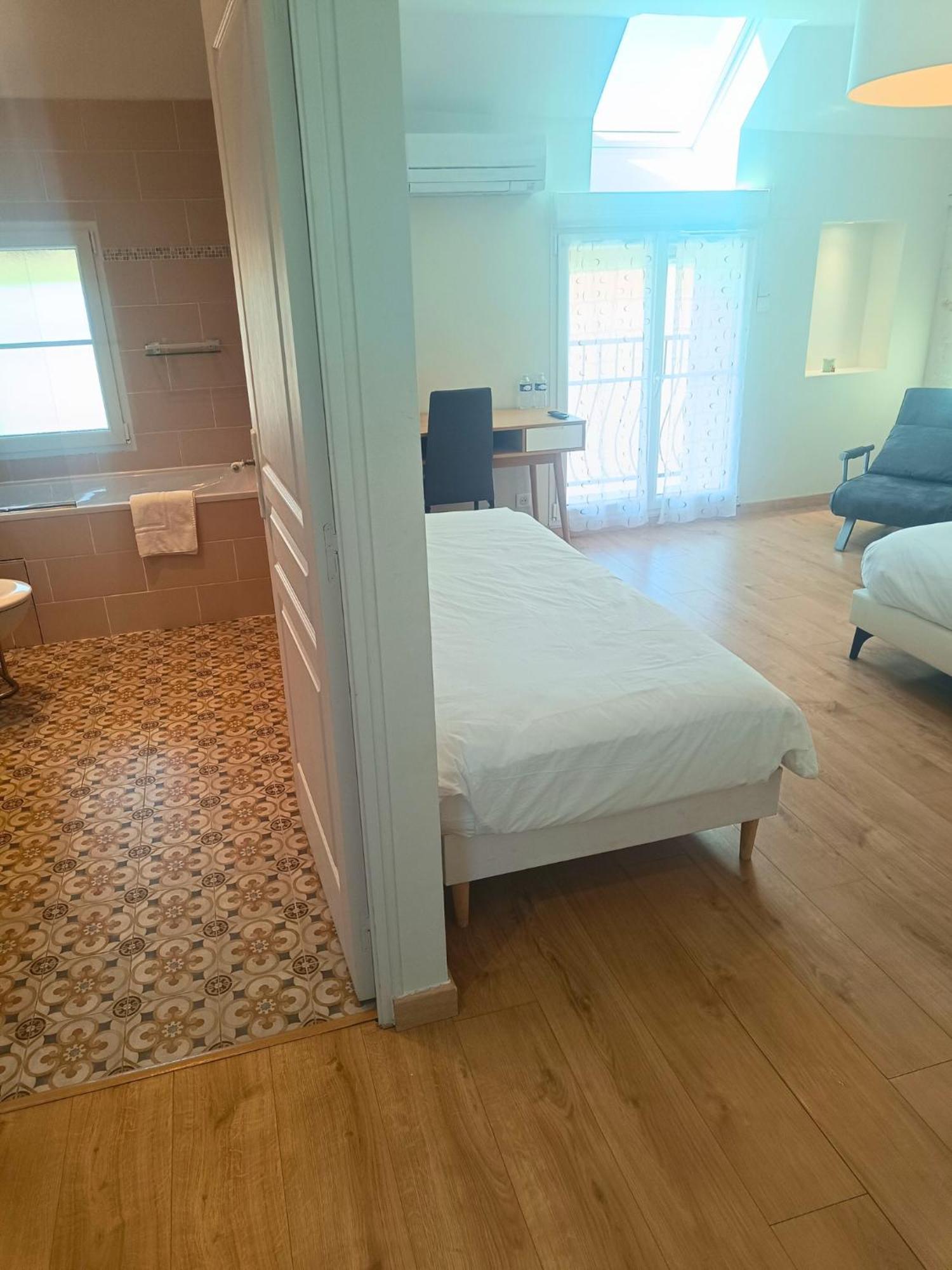 Chambre D'Hotes Le Domaine Des Hirondelles Champcenest Szoba fotó